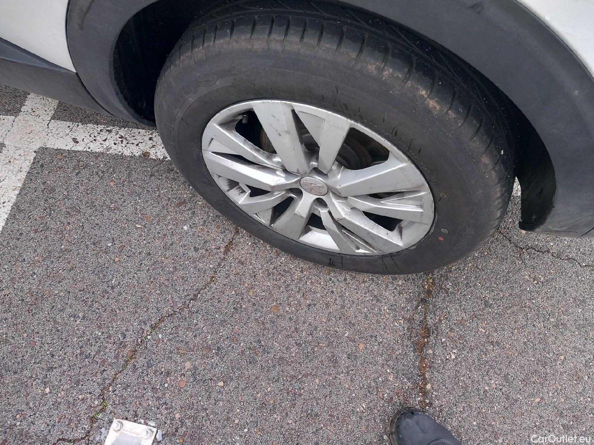  Peugeot  5008 PEUGEOT  / 2020 / 5P / todoterreno 1.2 PureTech 96KW S&S Active Pack EAT8 #15