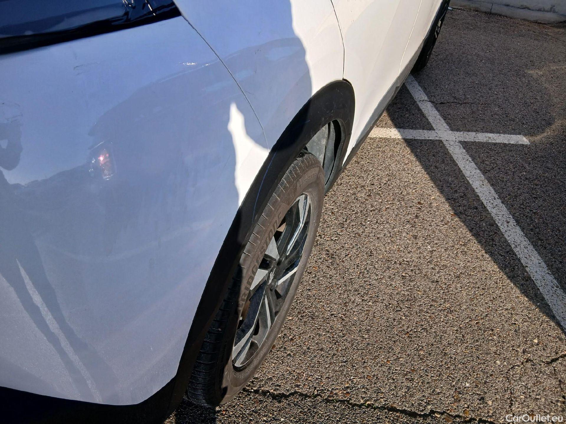  Peugeot  2008 PEUGEOT  / 2019 / 5P / todoterreno Allure BlueHDI 100 S&S BVM6 (CX) #33