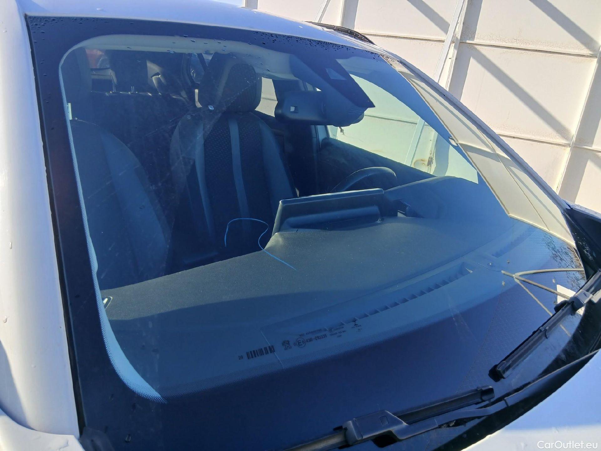  Peugeot  2008 PEUGEOT  / 2019 / 5P / todoterreno Allure BlueHDI 100 S&S BVM6 (CX) #13