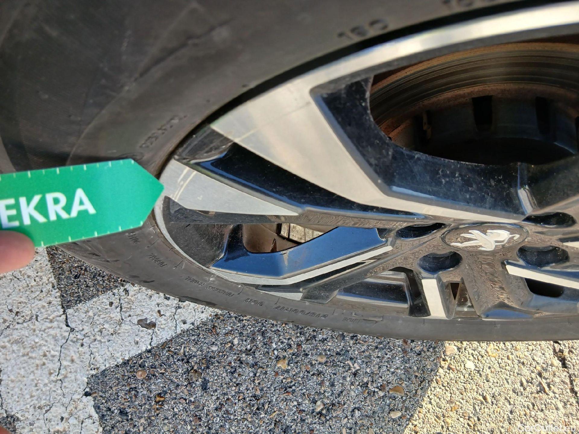  Peugeot  2008 PEUGEOT  / 2019 / 5P / todoterreno Allure BlueHDI 100 S&S BVM6 (CX) #5