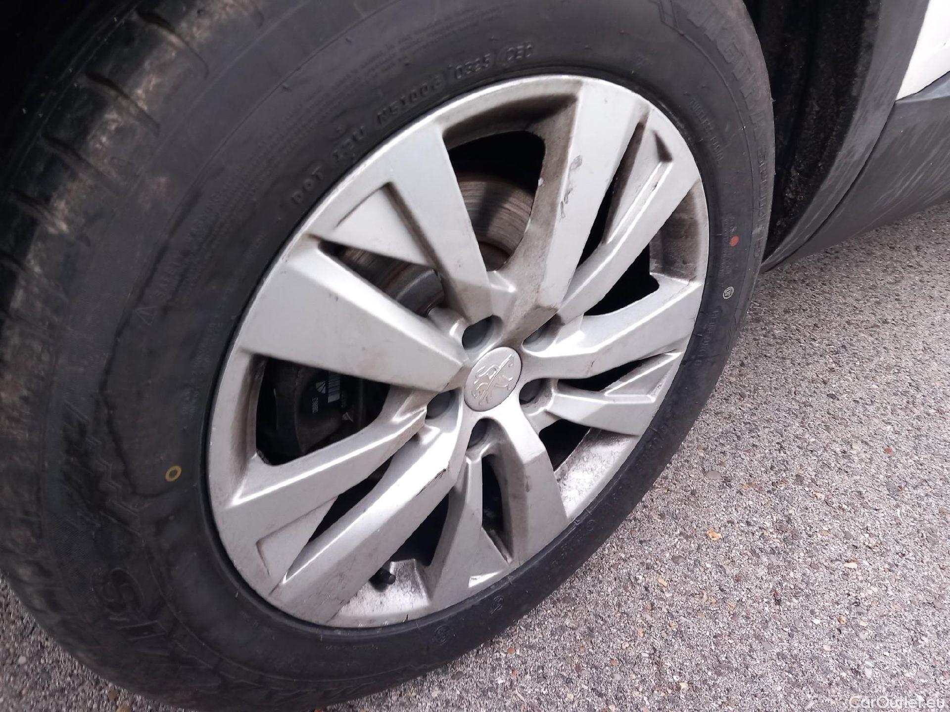  Peugeot  5008 PEUGEOT  / 2020 / 5P / todoterreno 1.2 PureTech 96KW S&S Active Pack EAT8 #24