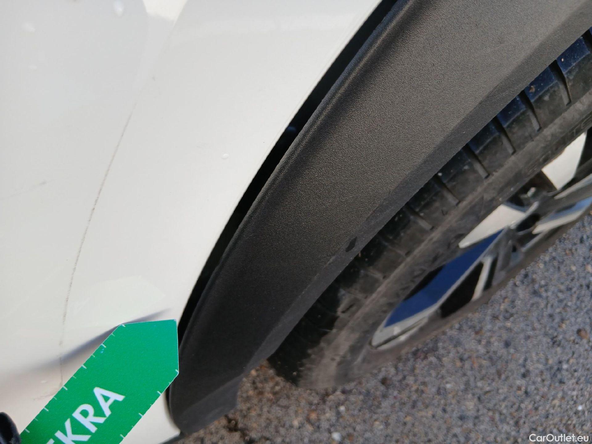  Peugeot  2008 PEUGEOT  / 2019 / 5P / todoterreno Allure BlueHDI 100 S&S BVM6 (CX) #25