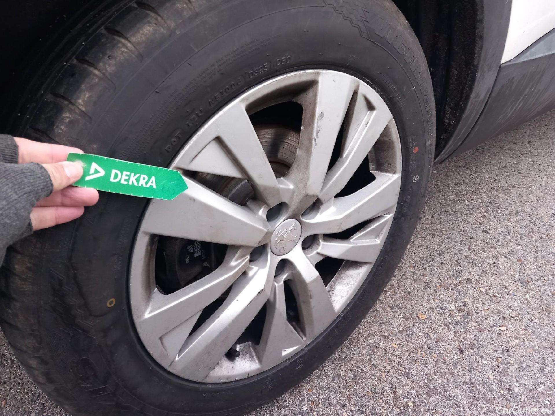  Peugeot  5008 PEUGEOT  / 2020 / 5P / todoterreno 1.2 PureTech 96KW S&S Active Pack EAT8 #25