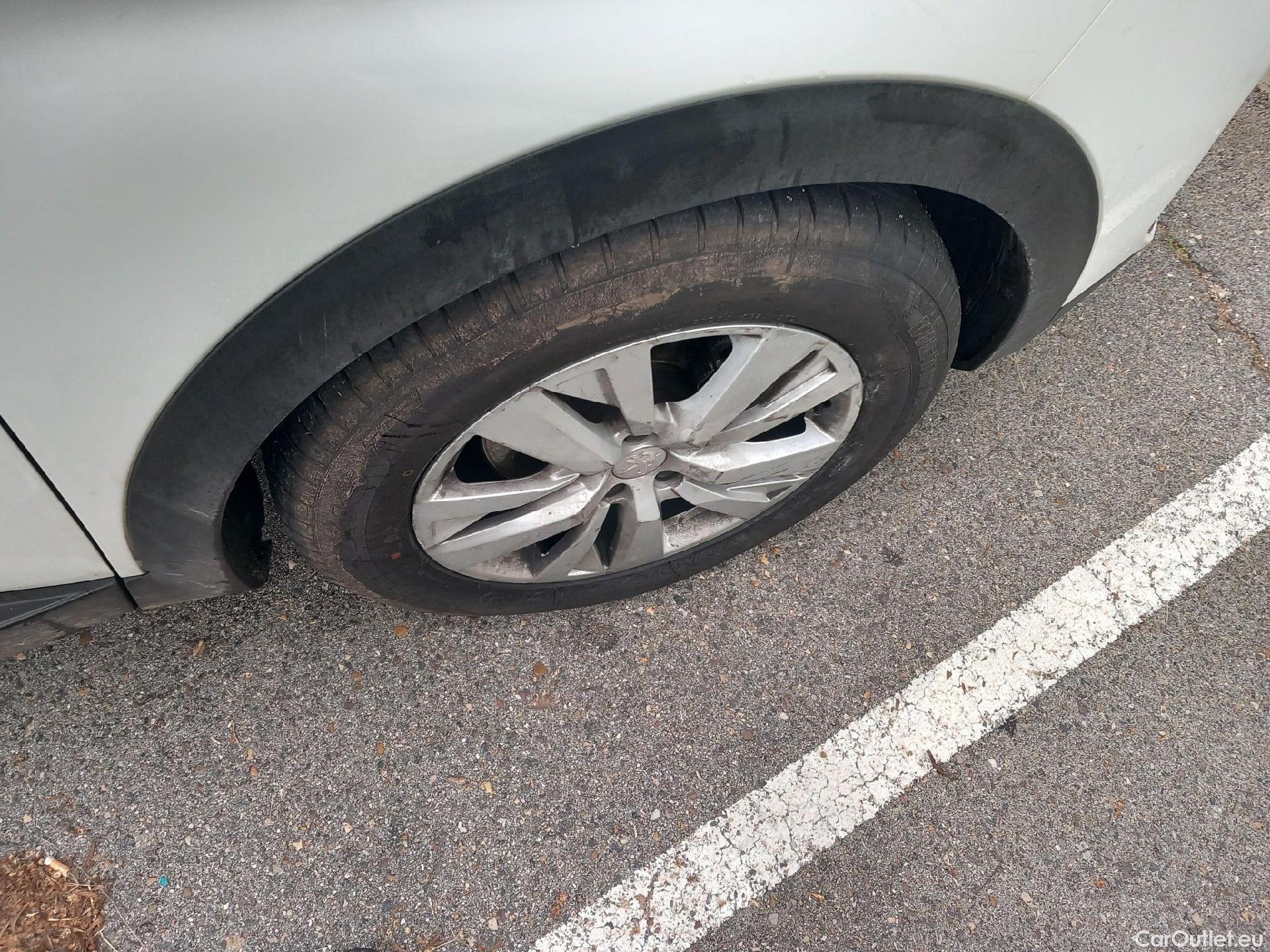  Peugeot  5008 PEUGEOT  / 2020 / 5P / todoterreno 1.2 PureTech 96KW S&S Active Pack EAT8 #32