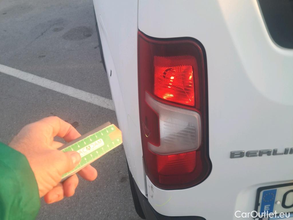  Citroen  Berlingo CITROEN  / 2018 / 4P / combi Talla M BlueHDi 100 LIVE (AC) #47