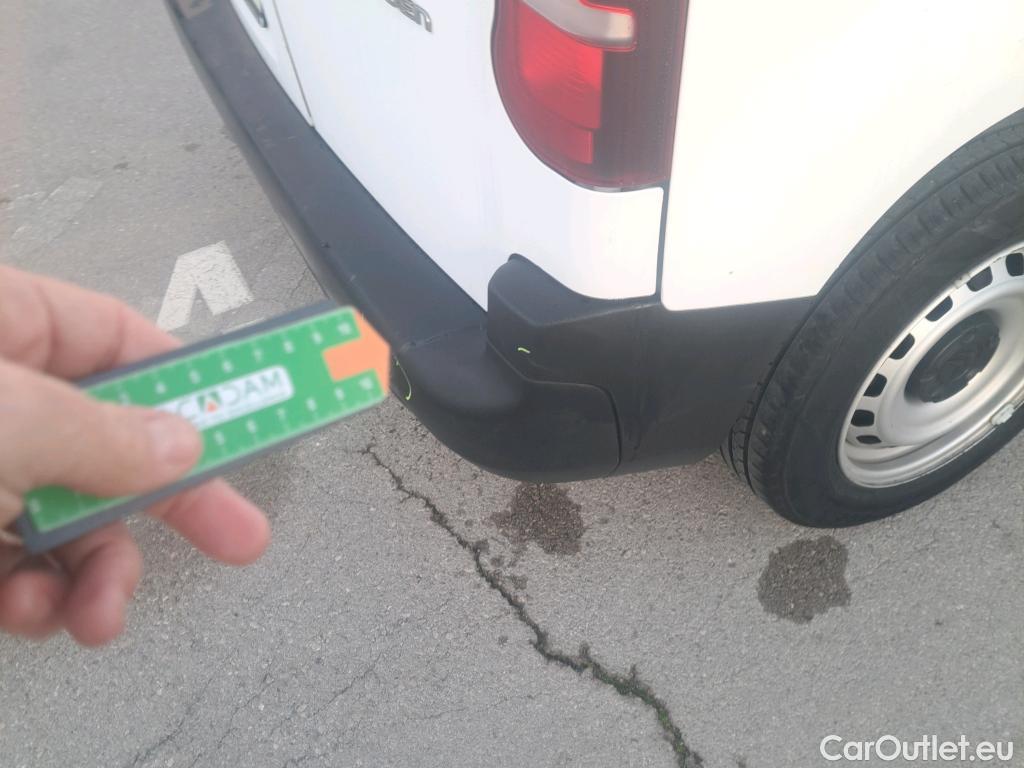  Citroen  Berlingo CITROEN  / 2018 / 4P / combi Talla M BlueHDi 100 LIVE (AC) #42