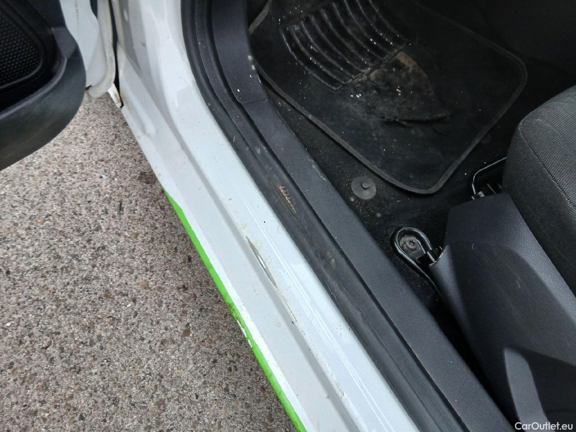  Ford  Fiesta FORD  Van / 2012 / 3P / berlina comercial 1.5 TDCi 55kW (75CV) #32