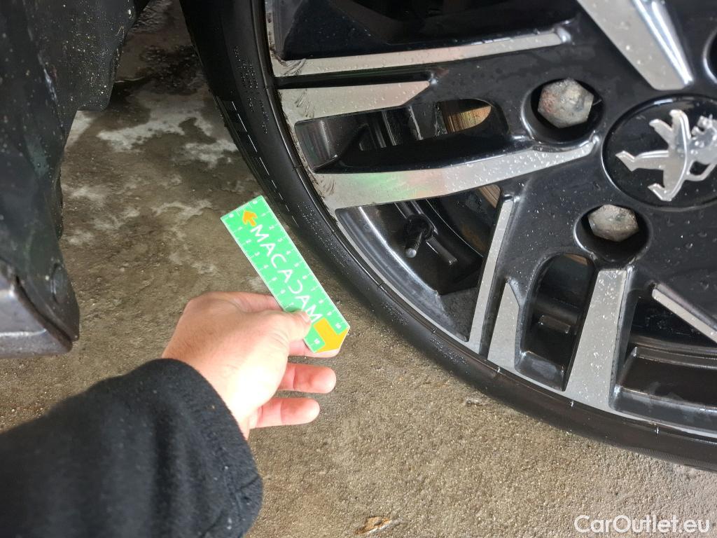  Peugeot  208  Allure 1.2 PureTech 130CV BVA8 E6d #41