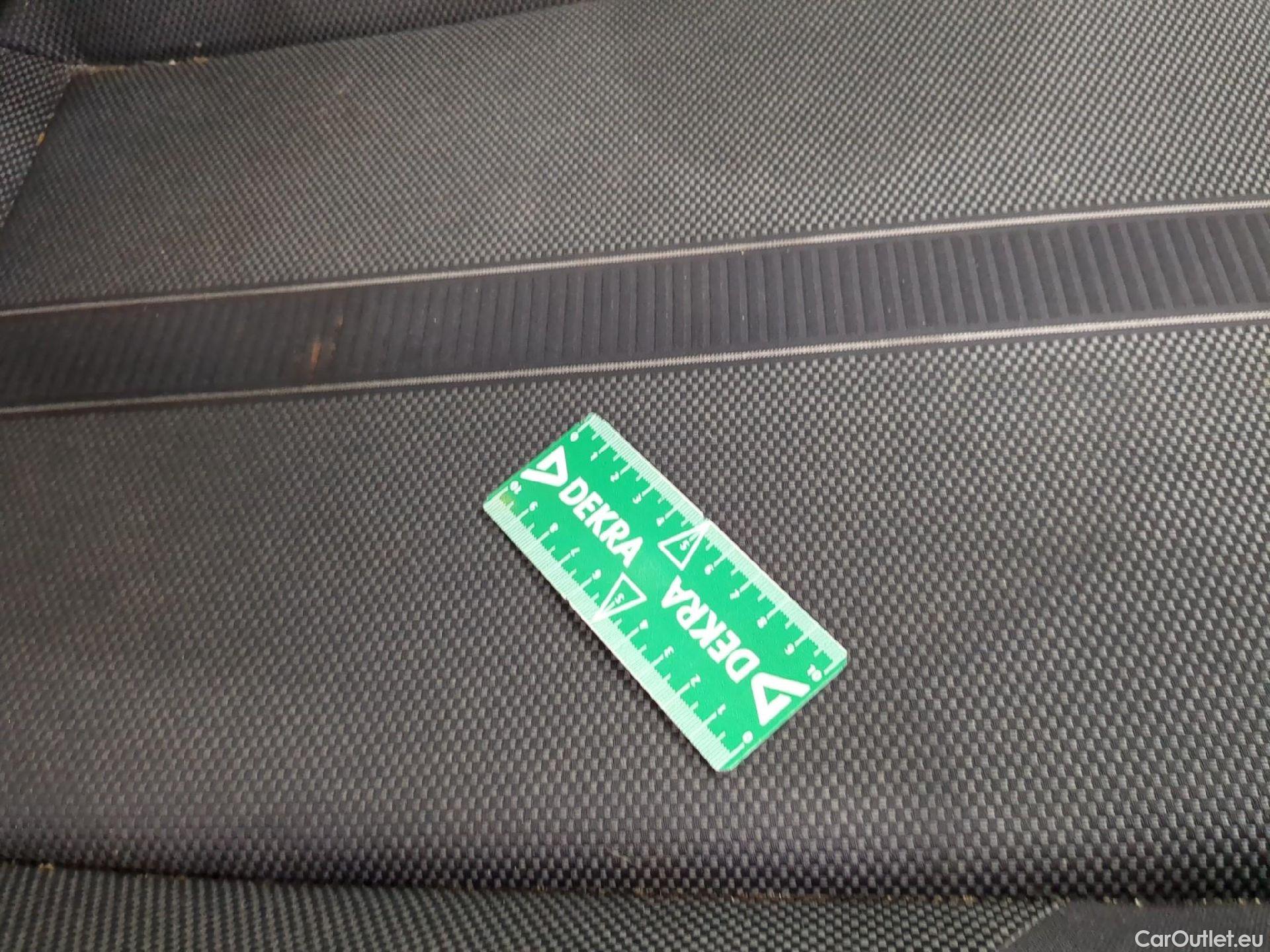  Volkswagen  T-ROC  Life Plus 2.0 TDI 115CV BVM6 E6d #10