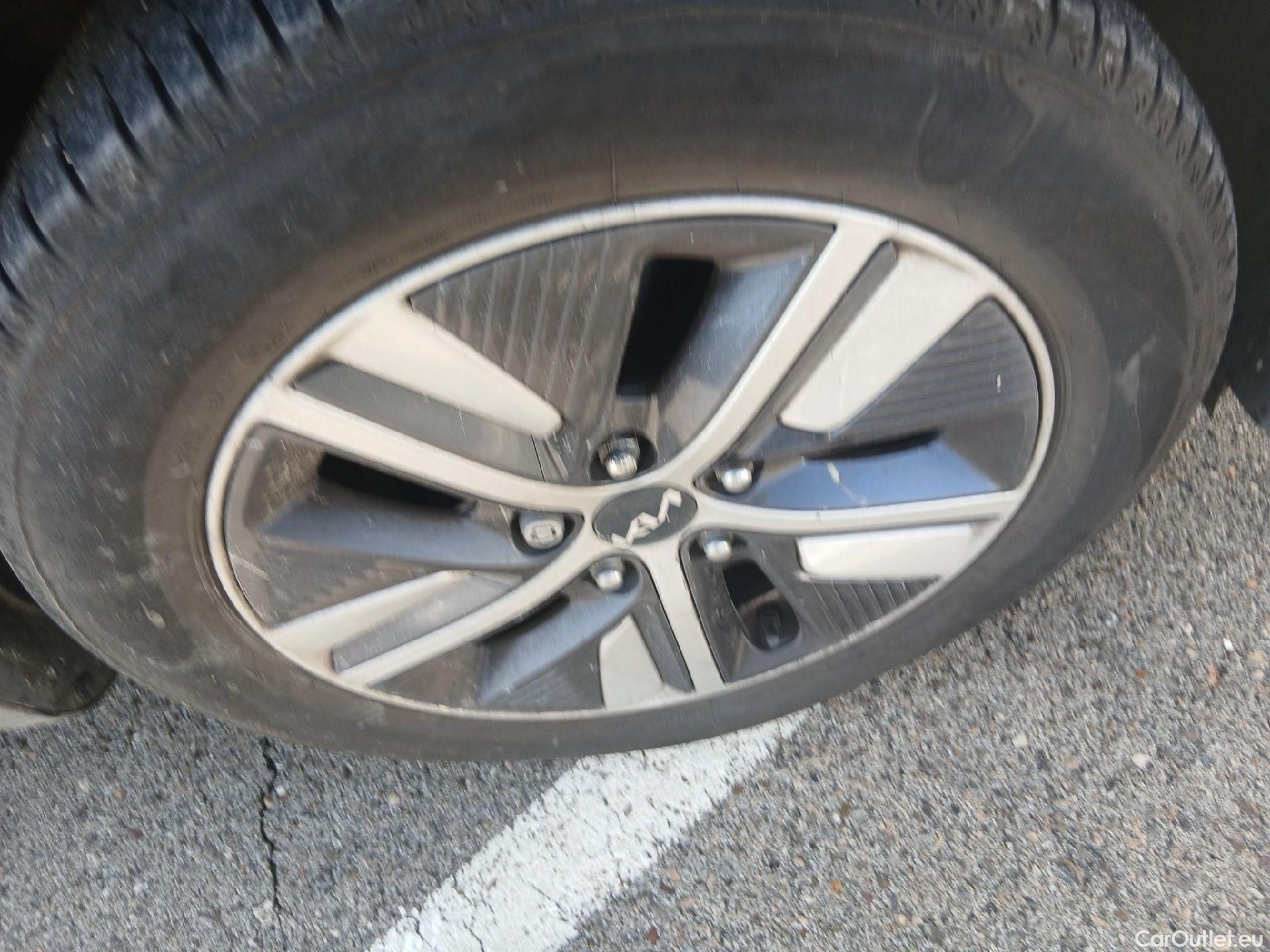  KIA  Niro KIA  / 2019 / 5P / crossover 1.6 GDi PHEV 104kW (141CV) Drive #28