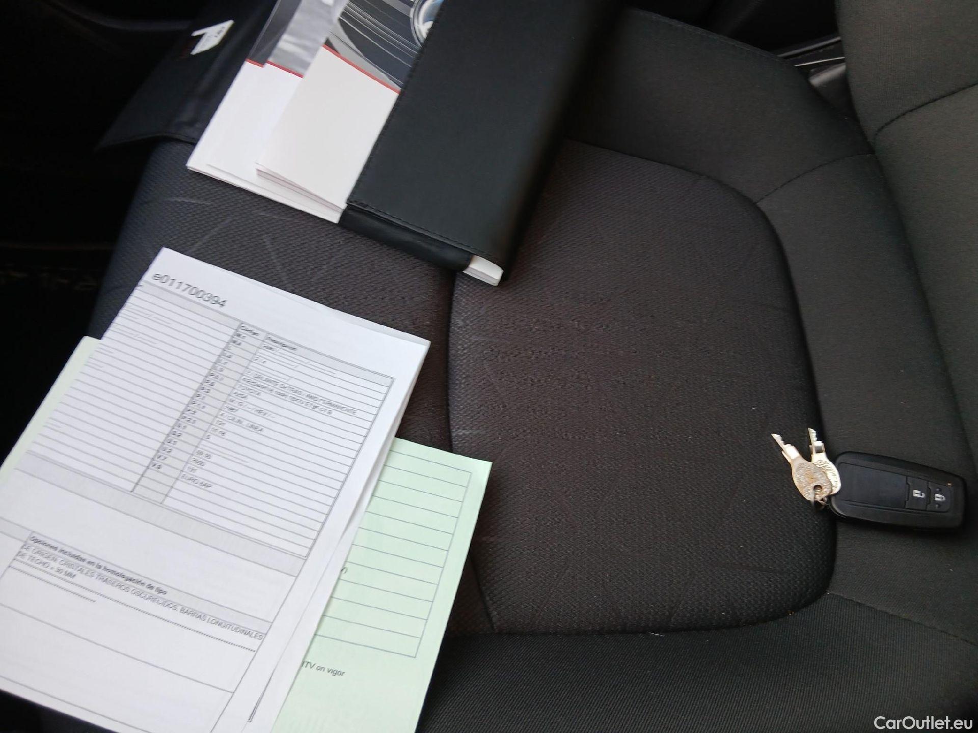  Toyota  RAV4 TOYOTA  / 2018 / 5P / todoterreno 2.5l 220H Advance 4WD #1