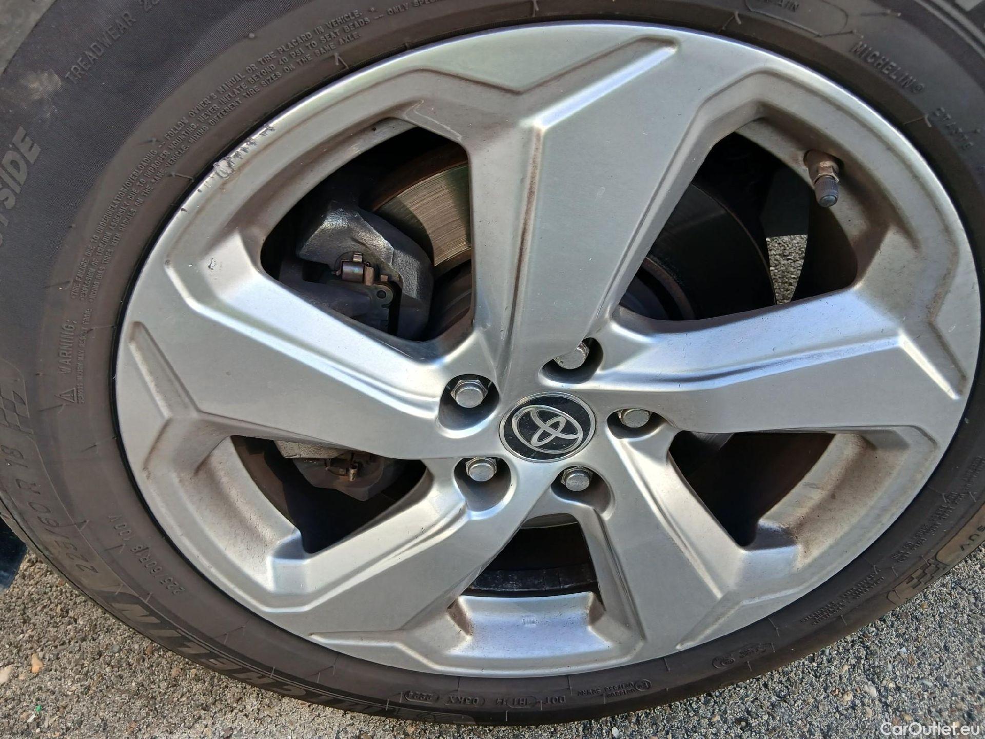  Toyota  RAV4 TOYOTA  / 2018 / 5P / todoterreno 2.5l 220H Advance 4WD #2