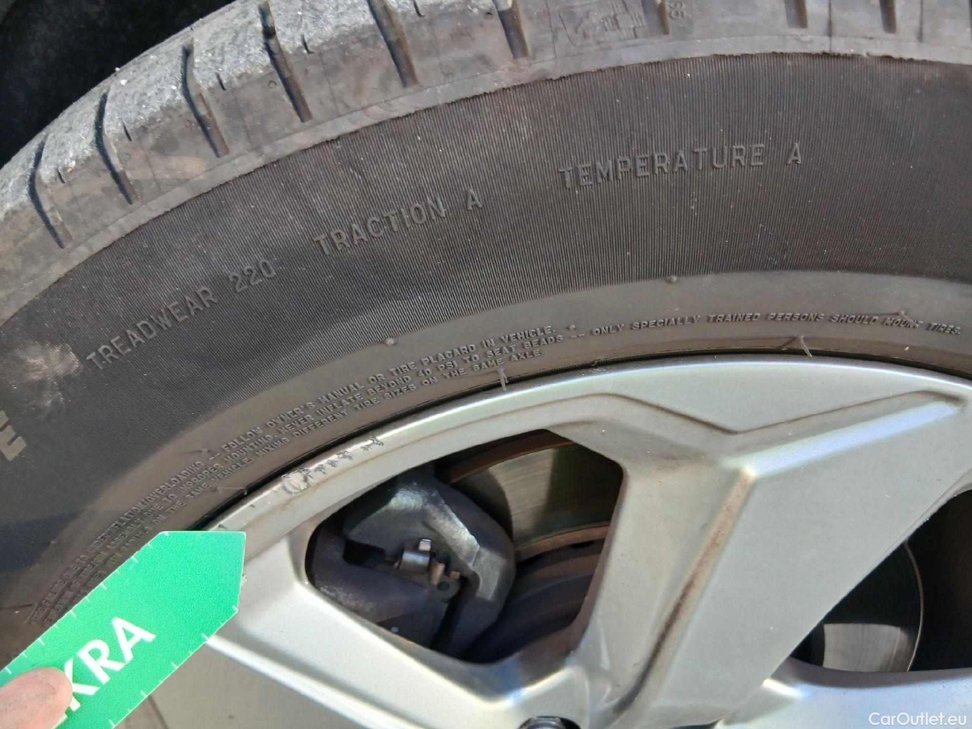  Toyota  RAV4 TOYOTA  / 2018 / 5P / todoterreno 2.5l 220H Advance 4WD #3