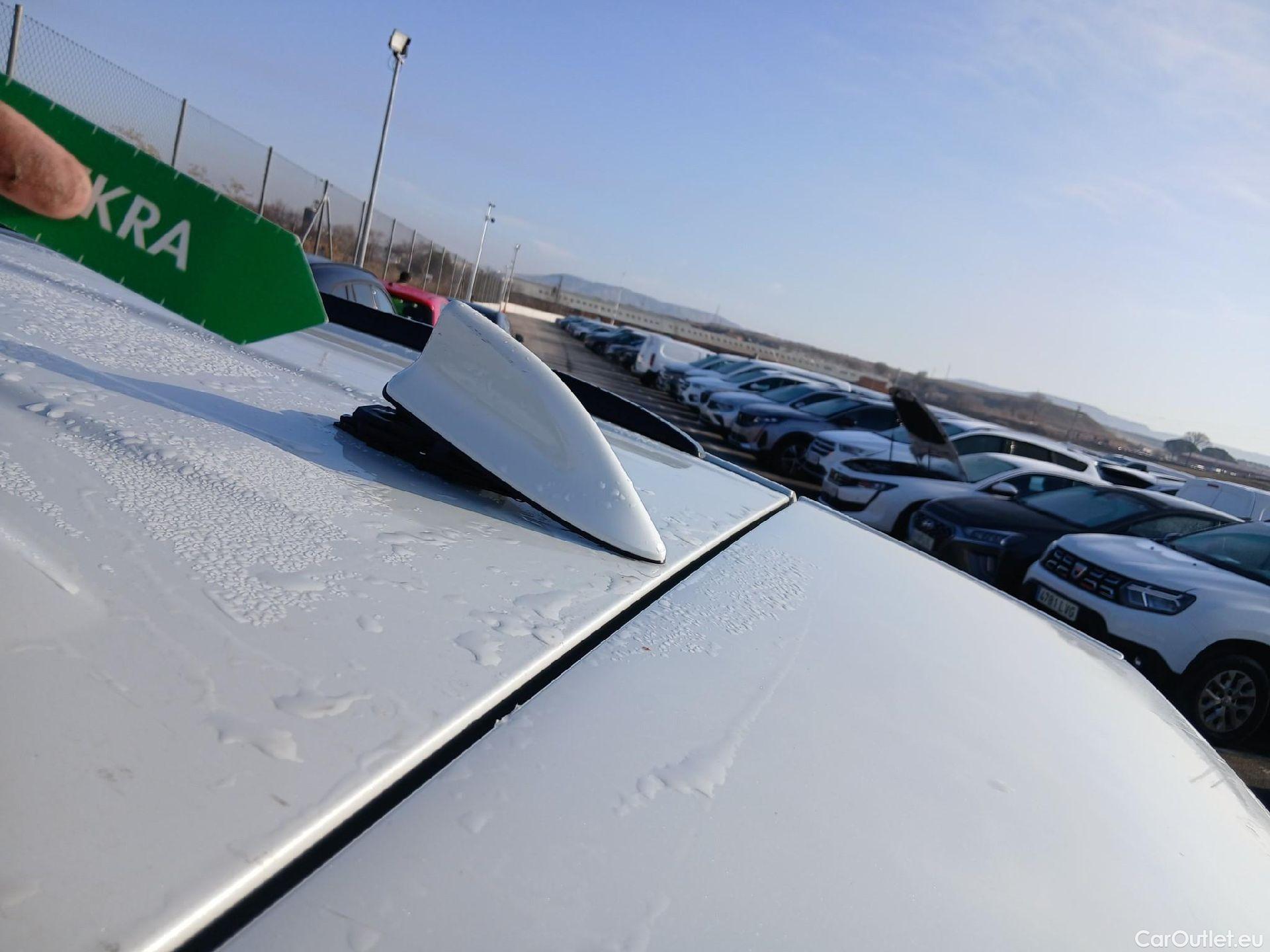  Toyota  RAV4 TOYOTA  / 2018 / 5P / todoterreno 2.5l 220H Advance 4WD #5