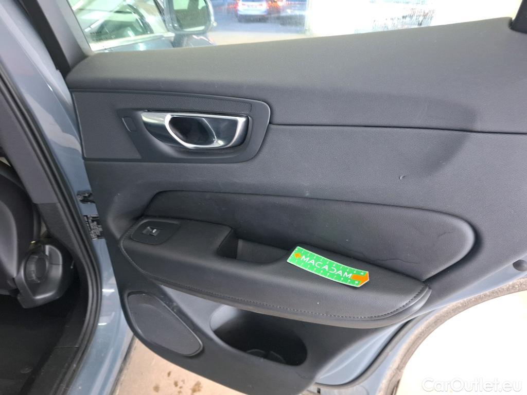  Volvo  XC60 VOLVO  5p SUV B4 AWD 197 Geartro 8 Momentum #17