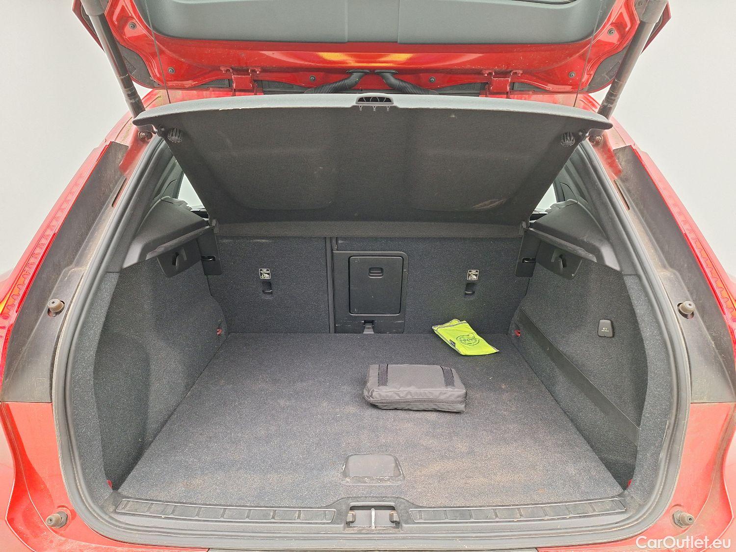  Volvo  XC 40 Volvo, XC40 '17, Volvo XC40 T3 Geartronic Momentum Pro 5d #2