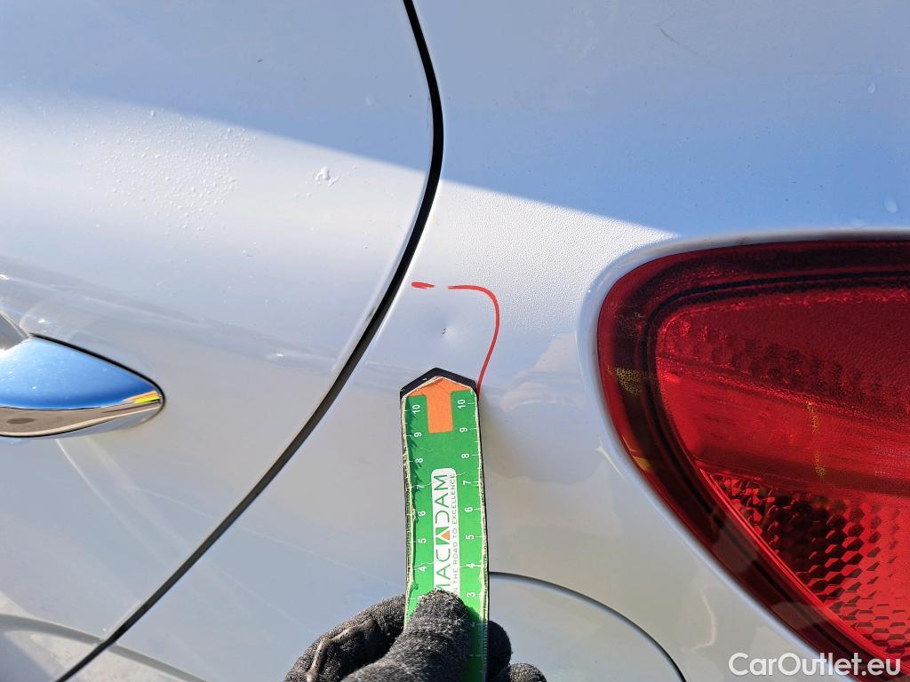  Hyundai  i10 HYUNDAI  / 2020 / 5P / berlina con portón 1.0 Tecno #9