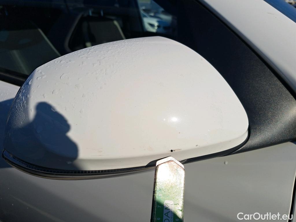  Hyundai  i10 HYUNDAI  / 2020 / 5P / berlina con portón 1.0 Tecno #24