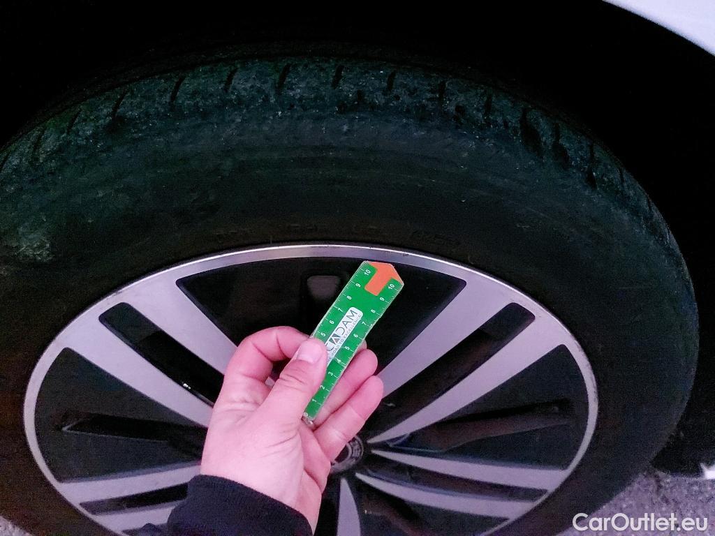  Mercedes  A-Klasse MERCEDES-BENZ Clase A / 2018 / 5P / berlina con portón A 250 e #26