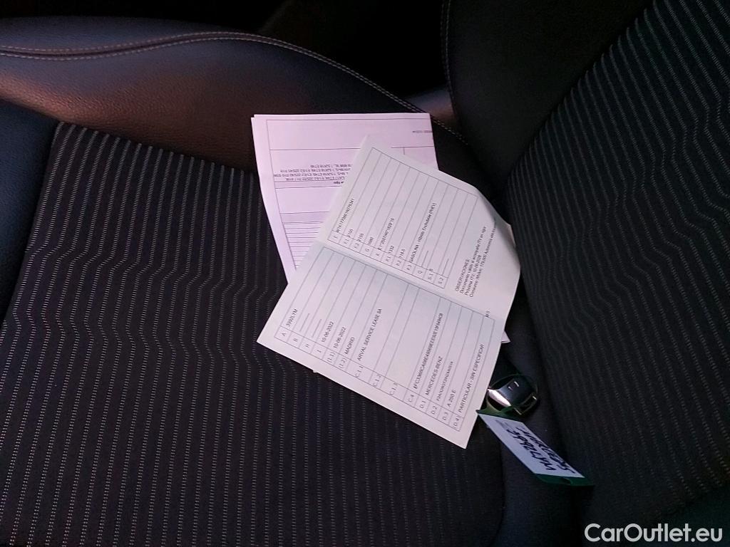  Mercedes  A-Klasse MERCEDES-BENZ Clase A / 2018 / 5P / berlina con portón A 250 e #2