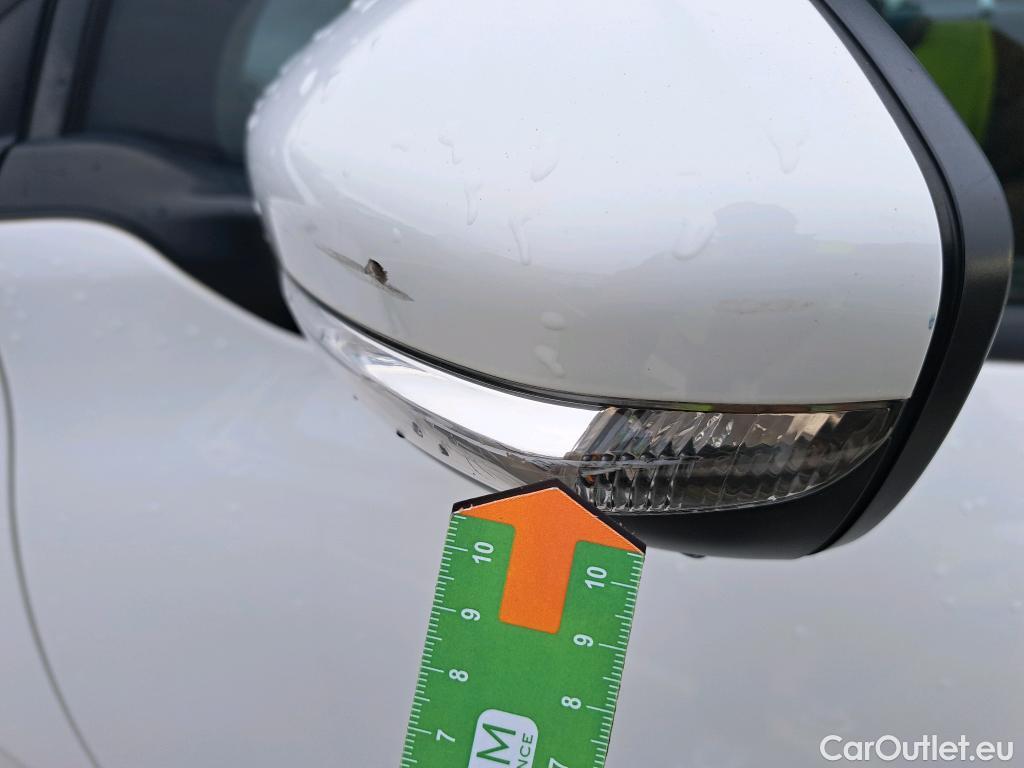  Peugeot  208 PEUGEOT  / 2015 / 5P / berlina con portón 5P Signature 1.2L PureTech 81KW (110CV) (AC) #26