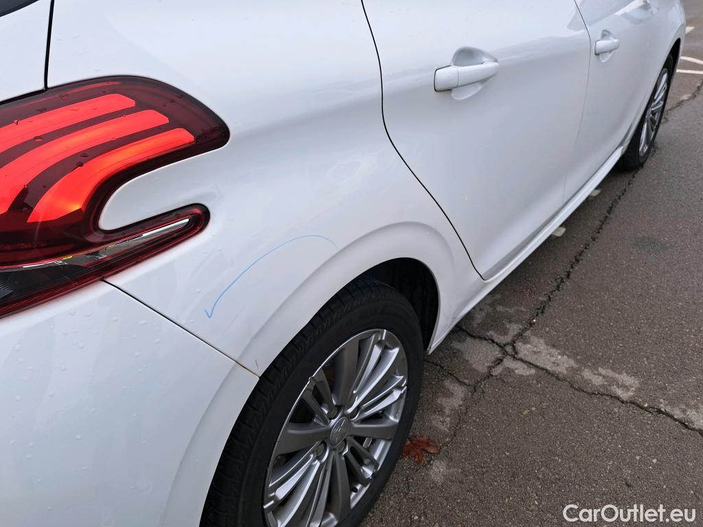  Peugeot  208 PEUGEOT  / 2015 / 5P / berlina con portón 5P Signature 1.2L PureTech 81KW (110CV) (AC) #4