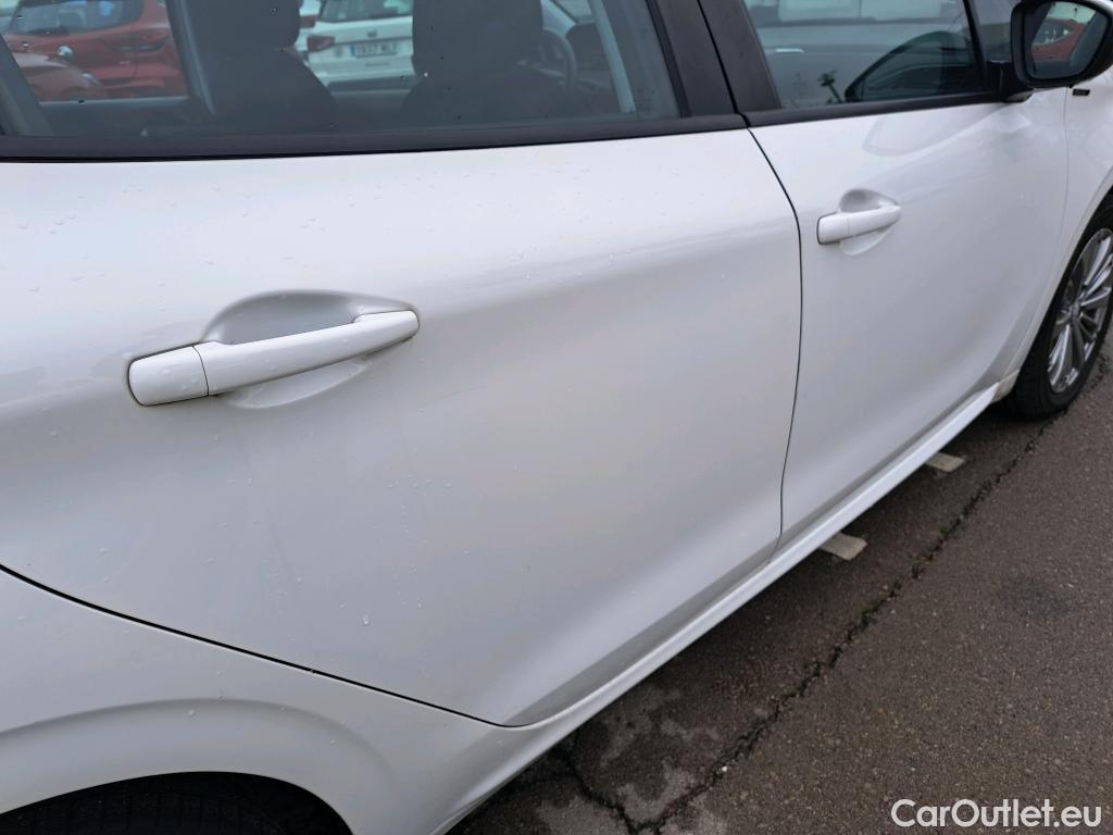  Peugeot  208 PEUGEOT  / 2015 / 5P / berlina con portón 5P Signature 1.2L PureTech 81KW (110CV) (AC) #18