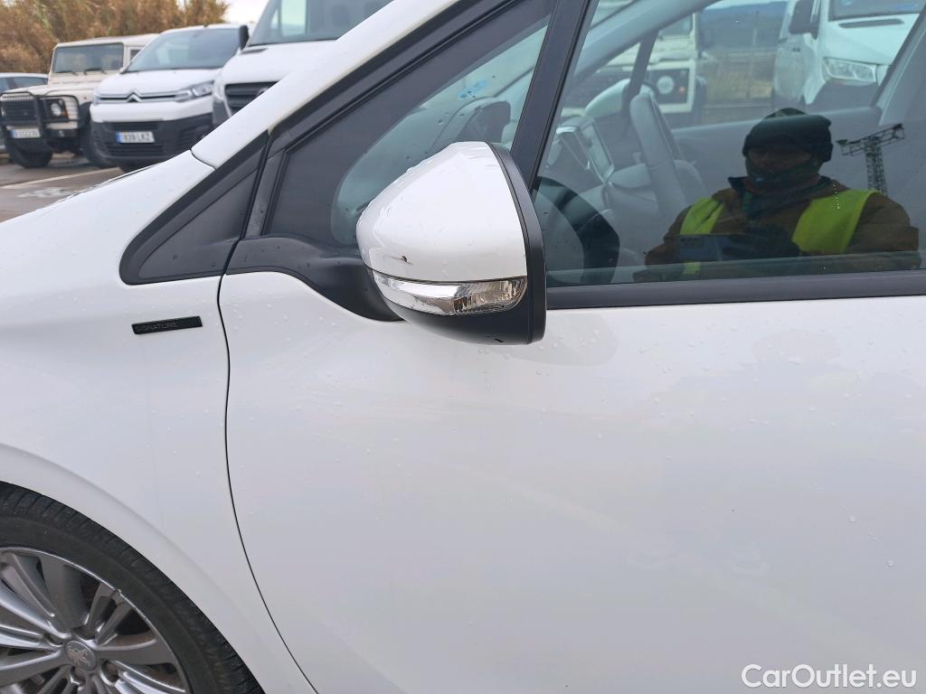  Peugeot  208 PEUGEOT  / 2015 / 5P / berlina con portón 5P Signature 1.2L PureTech 81KW (110CV) (AC) #25