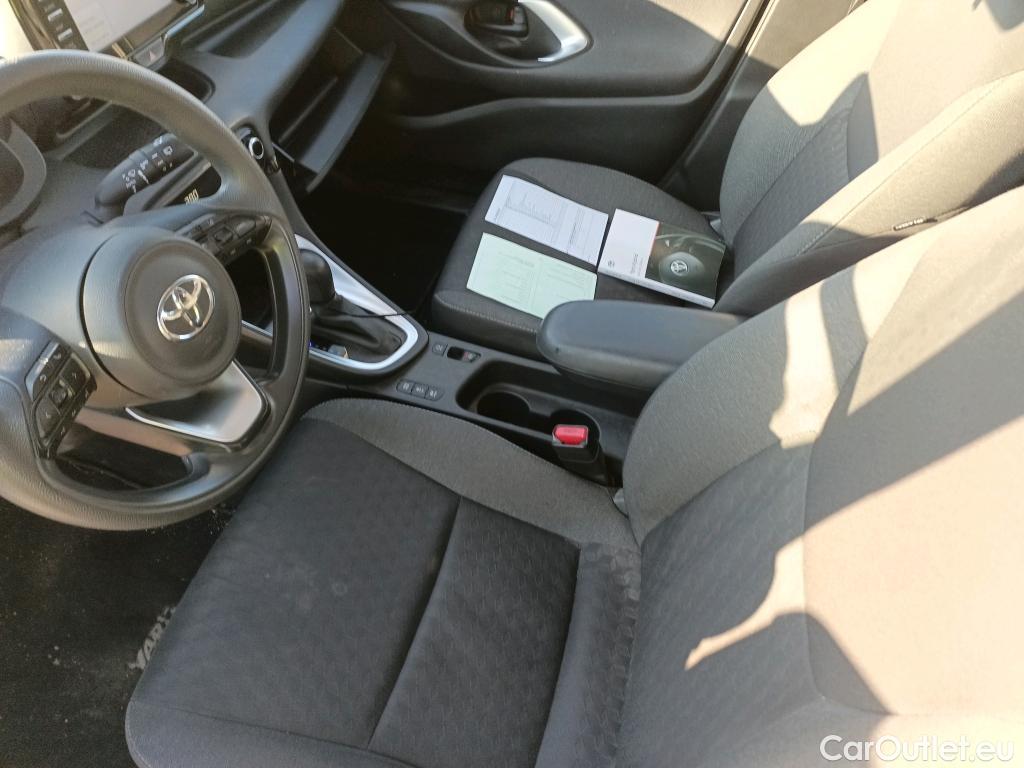  Toyota  Yaris TOYOTA  / 2020 / 5P / berlina con portón 1.5 120H Business Plus #9