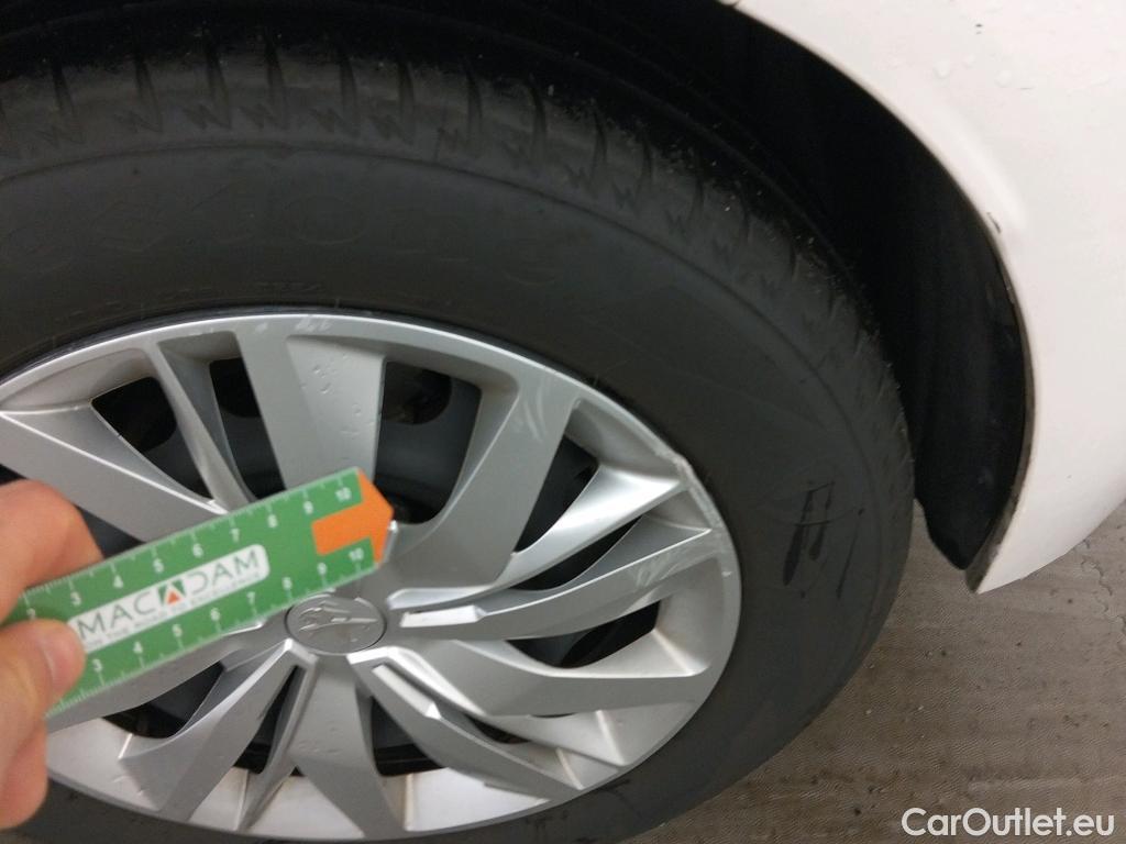  Peugeot  208 PEUGEOT  / 2019 / 5P / berlina con portón BlueHDi 73kW (100CV) Active #8