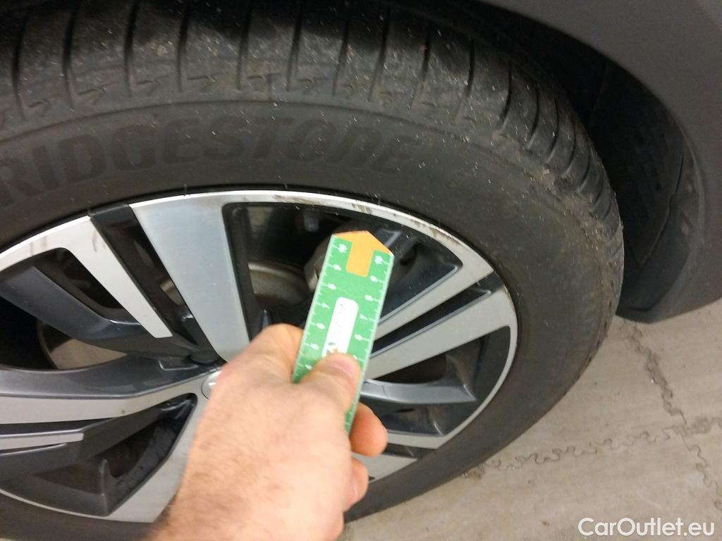  Peugeot  3008 PEUGEOT  Hybrid / 2016 / 5P / todoterreno 225 e-EAT8 Allure #6