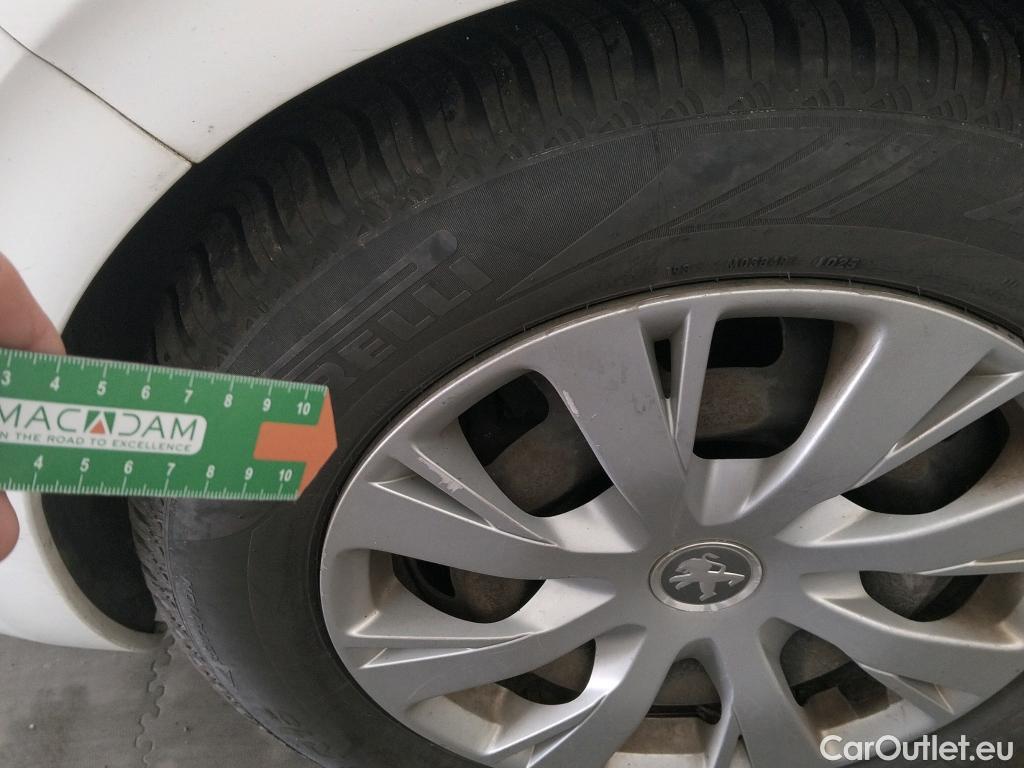  Peugeot  208 PEUGEOT  / 2015 / 5P / berlina con portón 5P ACTIVE BlueHDi 73kW (100CV) #32