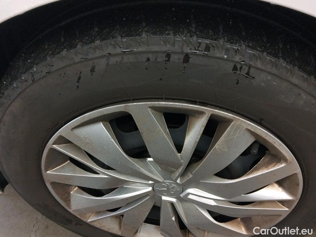  Peugeot  208 PEUGEOT  / 2019 / 5P / berlina con portón BlueHDi 73kW (100CV) Active #1