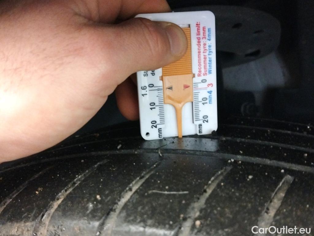  Peugeot  2008 PEUGEOT  / 2019 / 5P / todoterreno Allure BlueHDI 100 S&S BVM6 #4