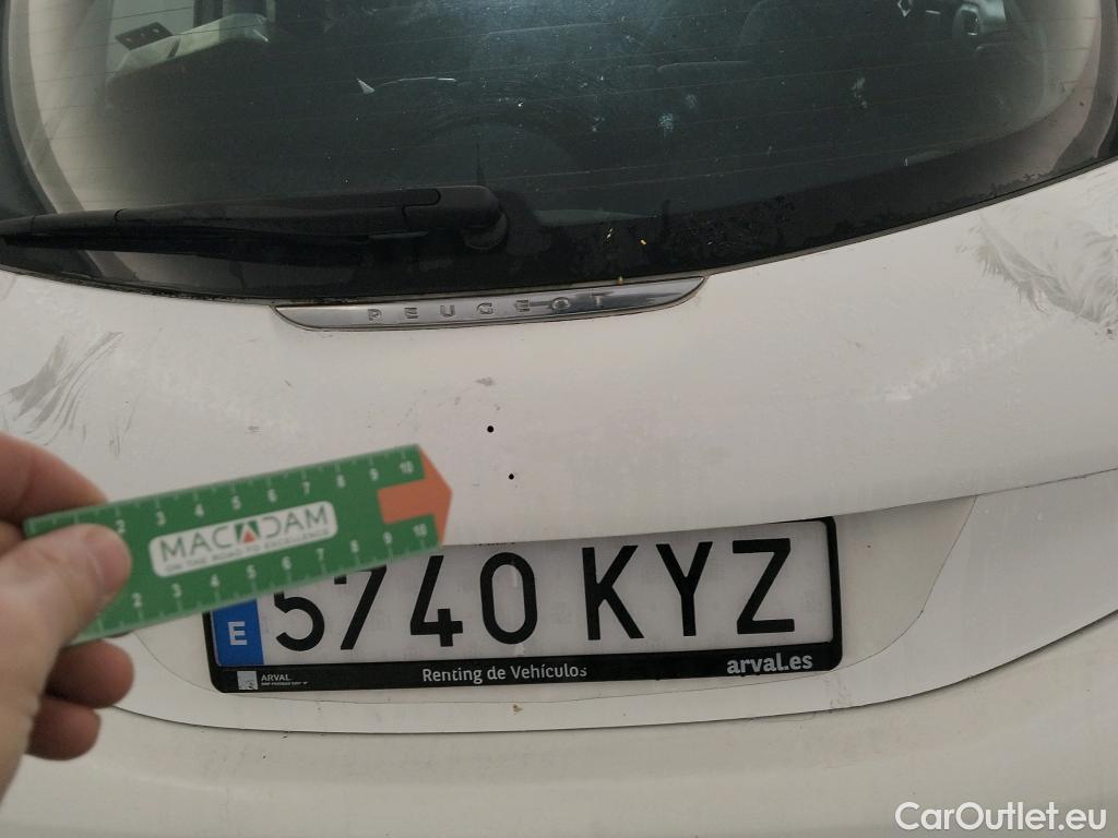  Peugeot  208 PEUGEOT  / 2015 / 5P / berlina con portón 5P ACTIVE BlueHDi 73kW (100CV) #24