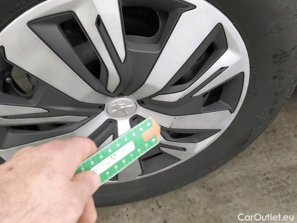  Peugeot  2008 PEUGEOT  / 2019 / 5P / todoterreno Active Puretech 100 S&S BVM6 #21