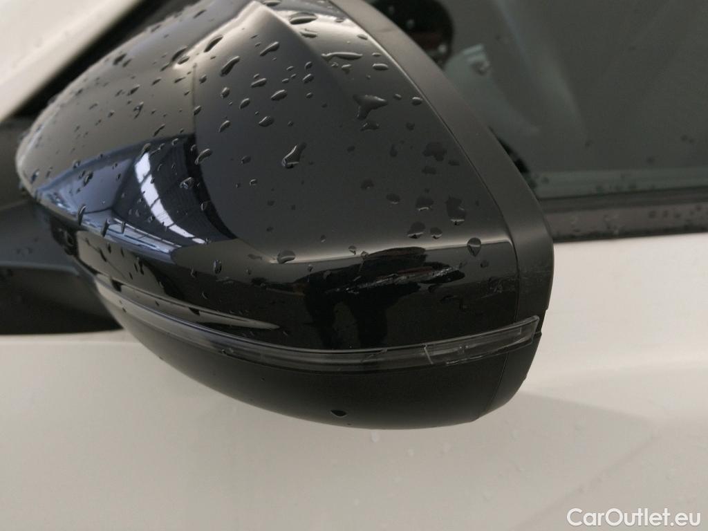  Peugeot  2008 PEUGEOT  / 2019 / 5P / todoterreno Active Puretech 100 S&S BVM6 #18