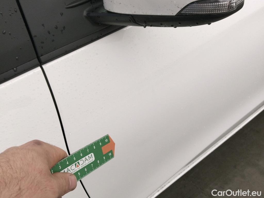  Toyota  Yaris TOYOTA  / 2017 / 5P / berlina con portón 1.5 100H Active #1