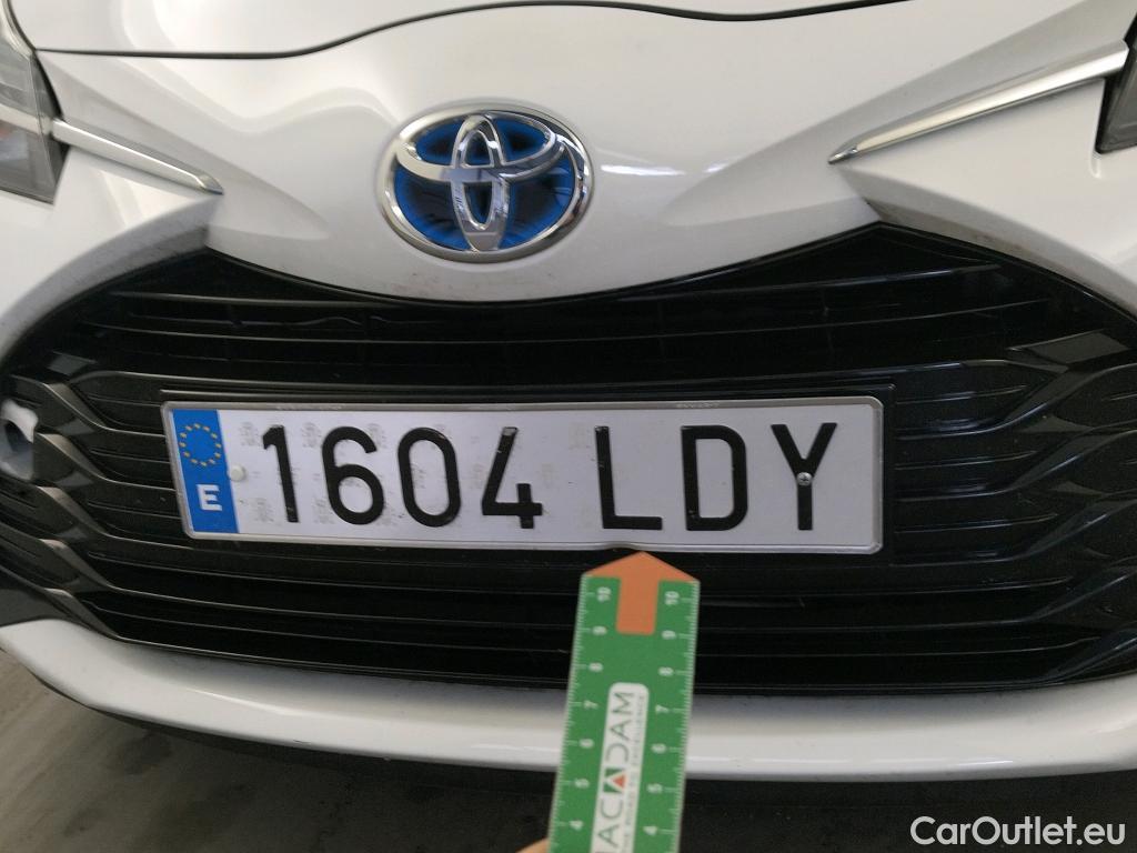  Toyota  Yaris TOYOTA  / 2017 / 5P / berlina con portón 1.5 100H Active #16