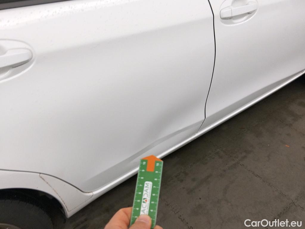  Toyota  Yaris TOYOTA  / 2017 / 5P / berlina con portón 1.5 100H Active #2