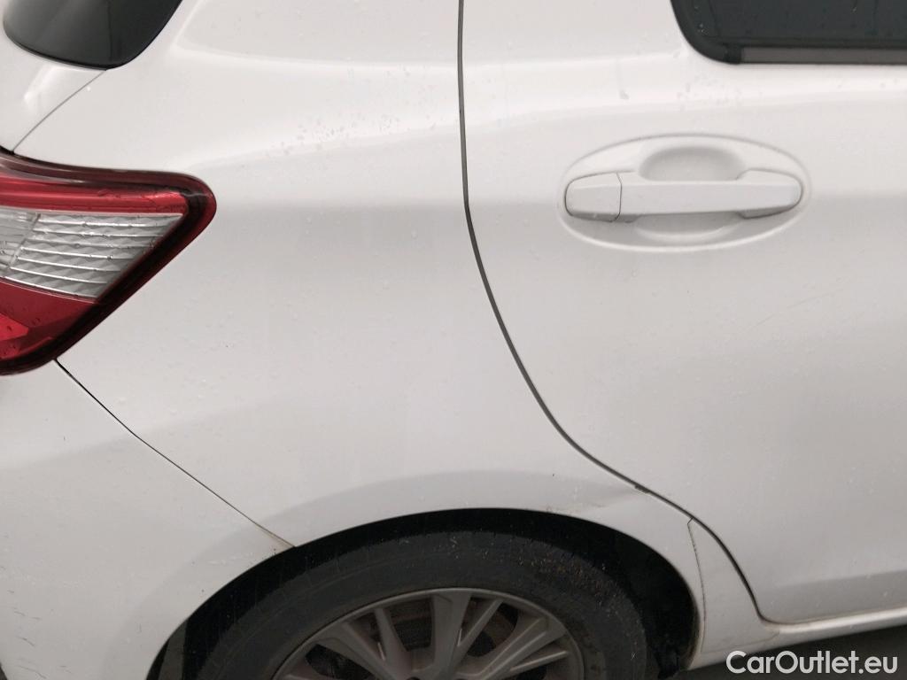  Toyota  Yaris TOYOTA  / 2017 / 5P / berlina con portón 1.5 100H Active #3