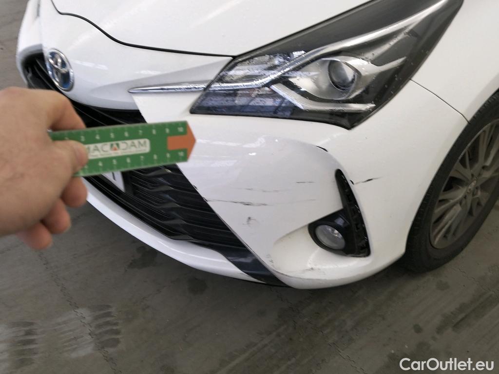  Toyota  Yaris TOYOTA  / 2017 / 5P / berlina con portón 1.5 100H Active #24