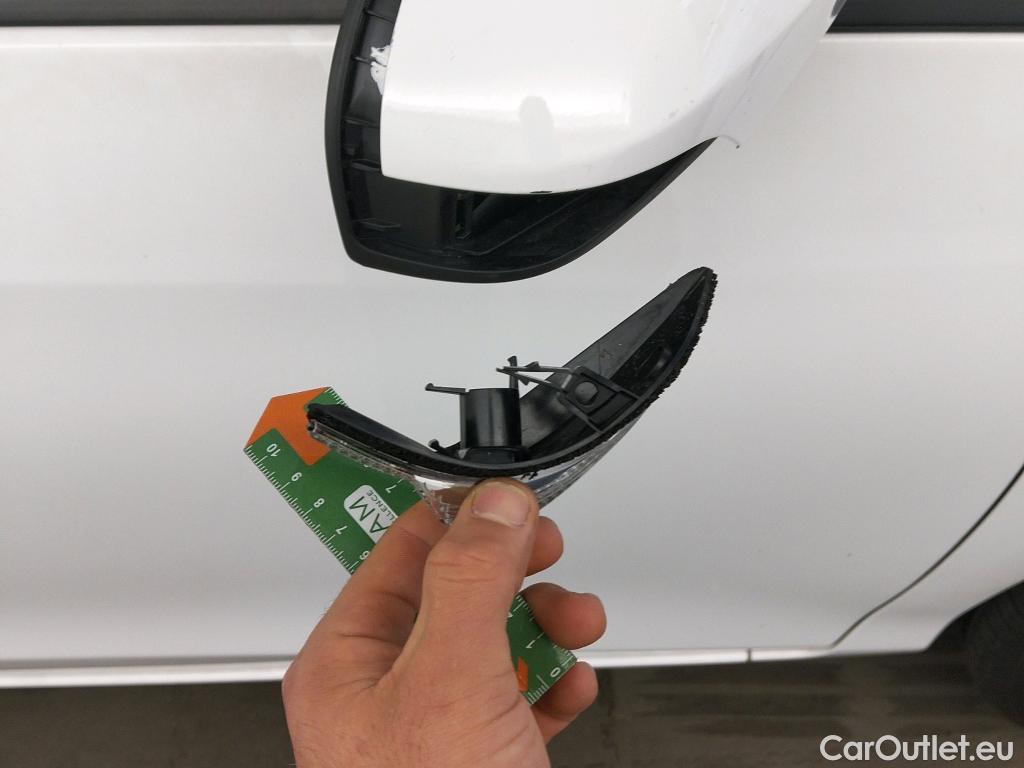  Toyota  Yaris TOYOTA  / 2017 / 5P / berlina con portón 1.5 100H Active #2