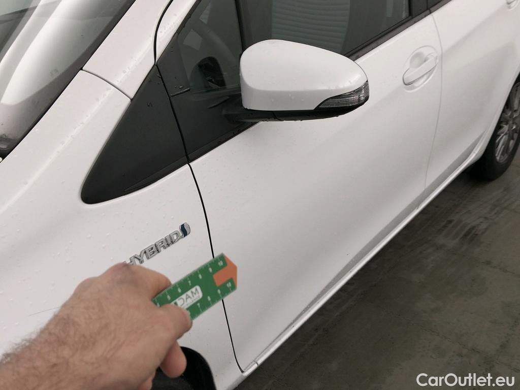  Toyota  Yaris TOYOTA  / 2017 / 5P / berlina con portón 1.5 100H Active #3