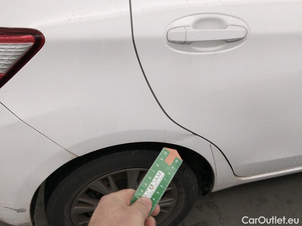  Toyota  Yaris TOYOTA  / 2017 / 5P / berlina con portón 1.5 100H Active #4