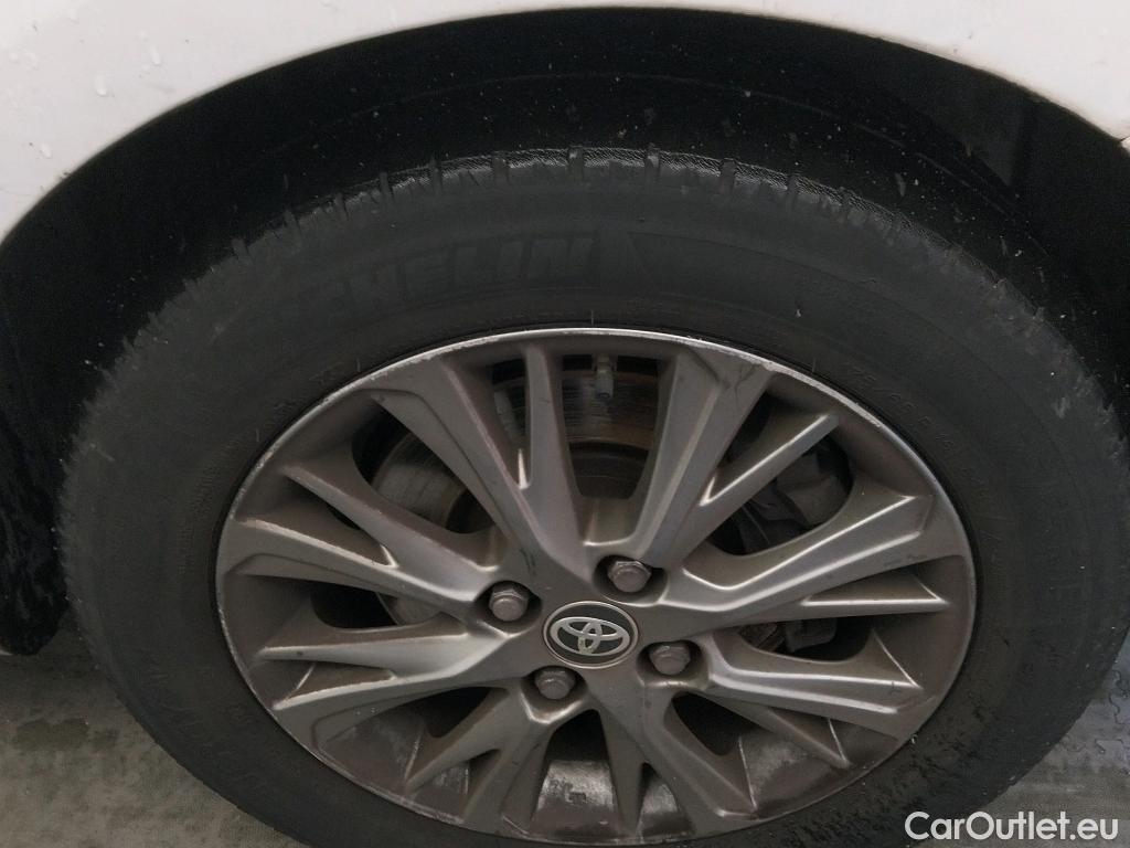  Toyota  Yaris TOYOTA  / 2017 / 5P / berlina con portón 1.5 100H Active #21