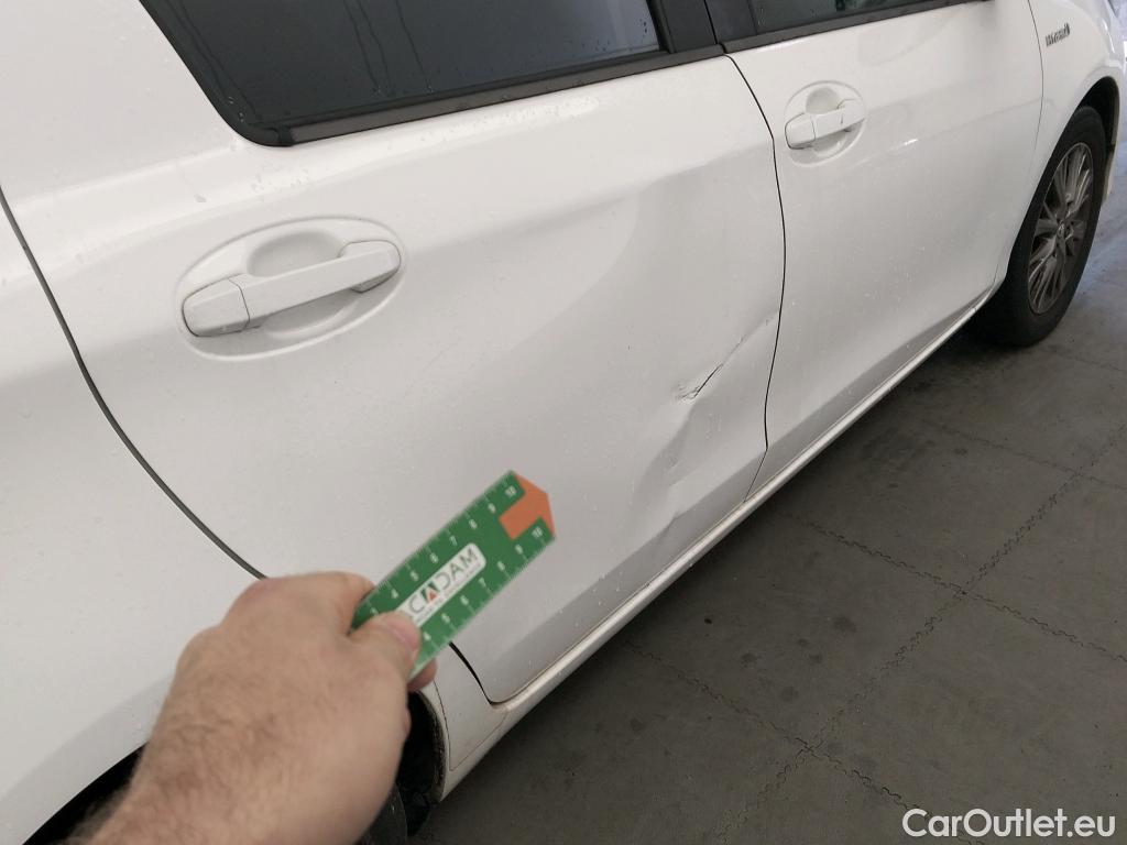  Toyota  Yaris TOYOTA  / 2017 / 5P / berlina con portón 1.5 100H Active #2