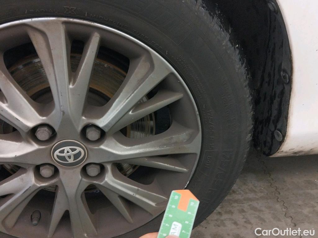  Toyota  Yaris TOYOTA  / 2017 / 5P / berlina con portón 1.5 100H Active #32