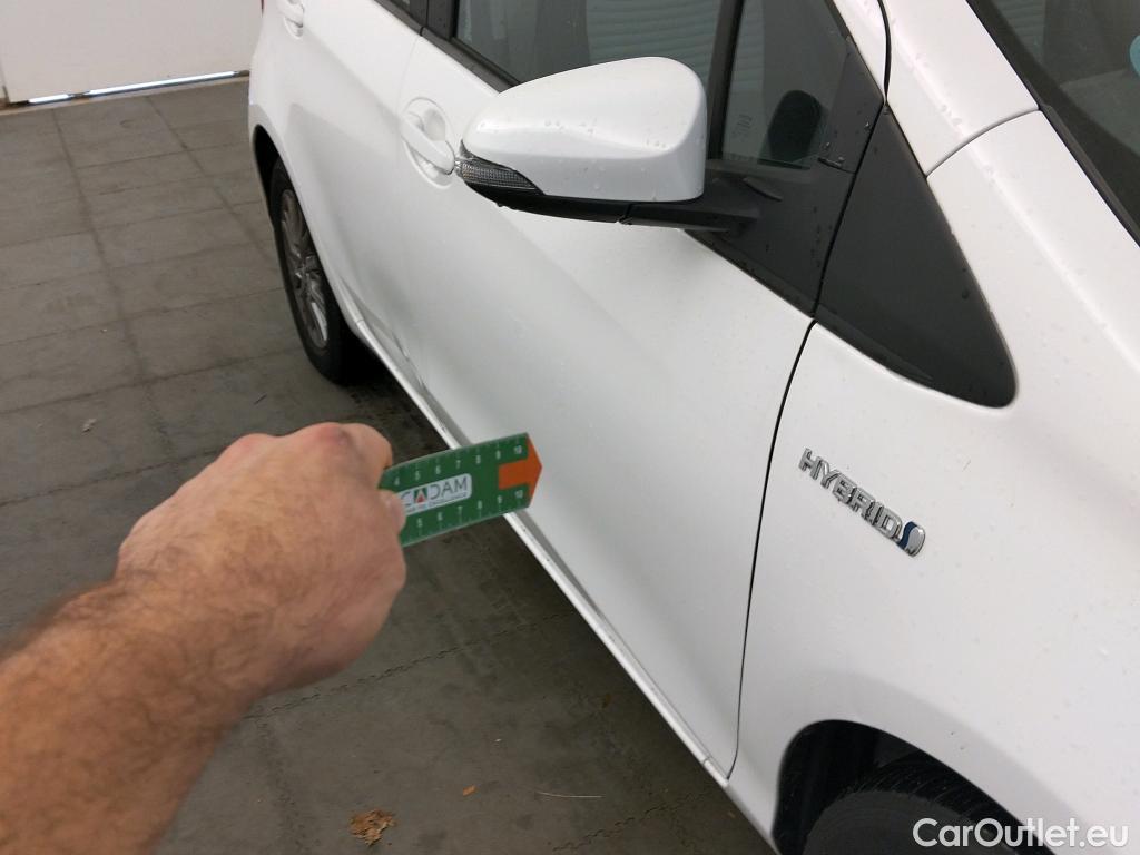  Toyota  Yaris TOYOTA  / 2017 / 5P / berlina con portón 1.5 100H Active #4