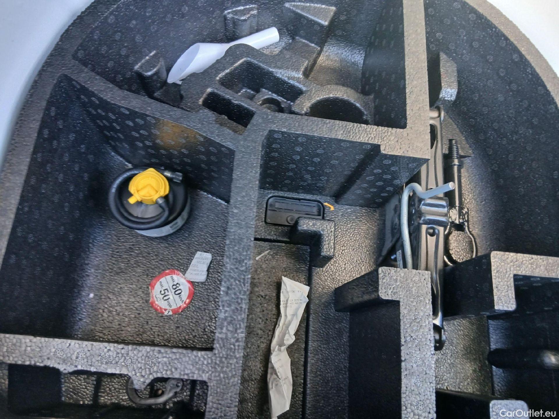  Ford  Fiesta FORD  / 2017 / 5P / berlina con portón 1.5 TDCI 63kW Trend+ 5p (AC) #5